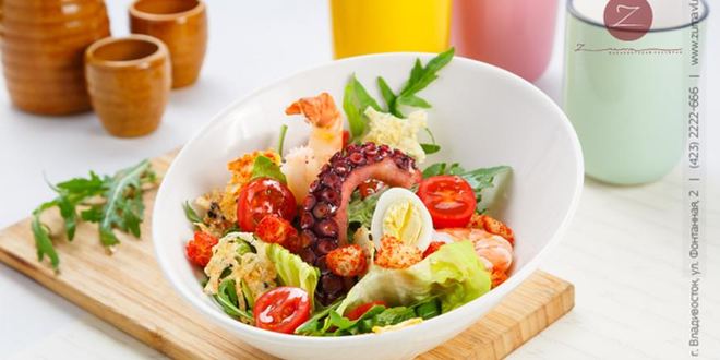 Рецепт салата цезарь с креветками и осьминогом