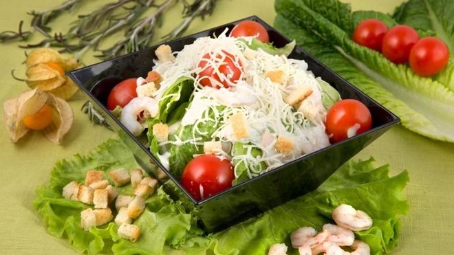 Рецепт Салата цезарь с креветками классический