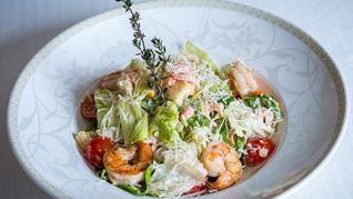 Рецепт Салата цезарь с креветками королевский