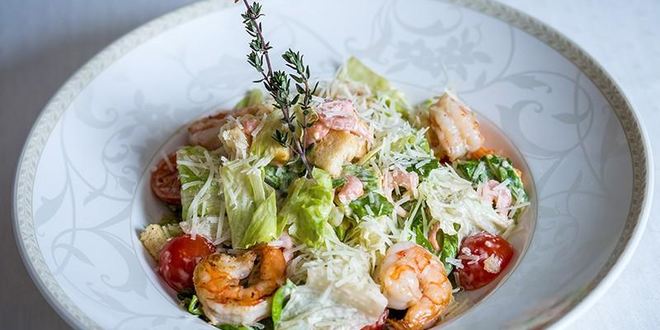 Рецепт салата цезарь с креветками королевский