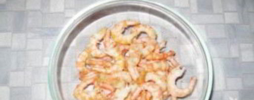 Шаг 1: салата цезарь с креветками