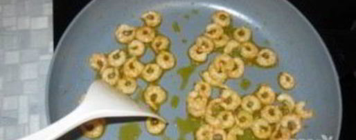 Шаг 2: салата цезарь с креветками