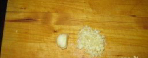 Шаг 3: салата цезарь с креветками