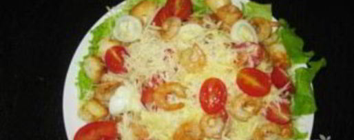 Шаг 8: салата цезарь с креветками