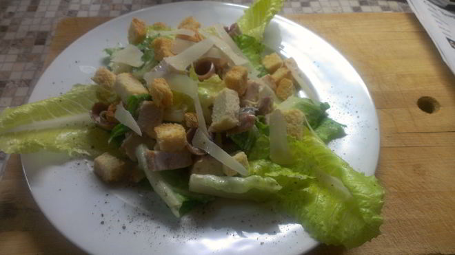 Рецепт Салата Цезарь с куриной грудкой и анчоусами