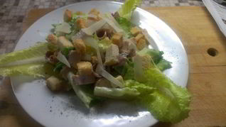 Рецепт Салата Цезарь с куриной грудкой и анчоусами