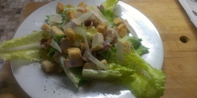 Рецепт салата цезарь с куриной грудкой и анчоусами