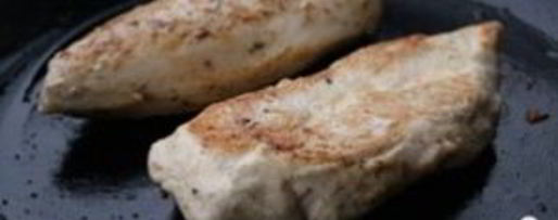 Шаг 2: салата цезарь с куриной грудкой