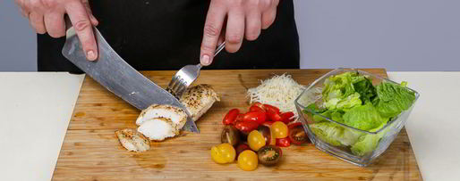 Шаг 1: салата цезарь с курицей и беконом