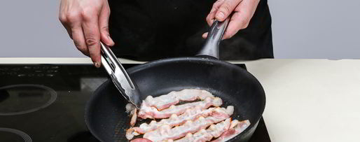 Шаг 2: салата цезарь с курицей и беконом