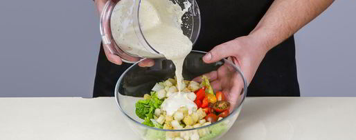 Шаг 3: салата цезарь с курицей и беконом