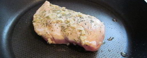 Шаг 1: салата цезарь с курицей и йогуртом