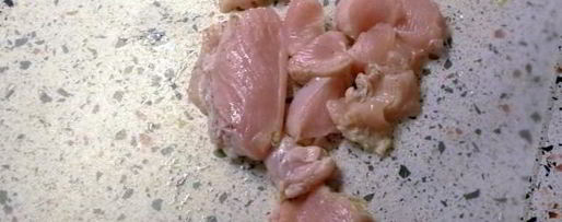 Шаг 1: салата цезарь с курицей и пармезаном