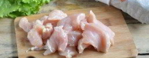 Шаг 1: салата цезарь с курицей и сухариками