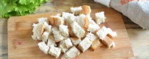 Шаг 2: салата цезарь с курицей и сухариками