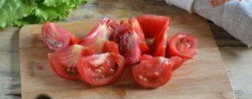 Шаг 3: салата цезарь с курицей и сухариками