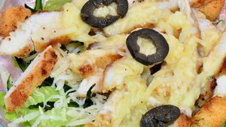 Рецепт Салата Цезарь с огурцом и маслинами