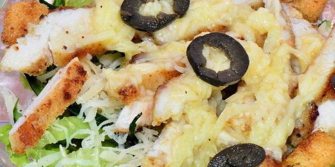 Рецепт салата цезарь с огурцом и маслинами