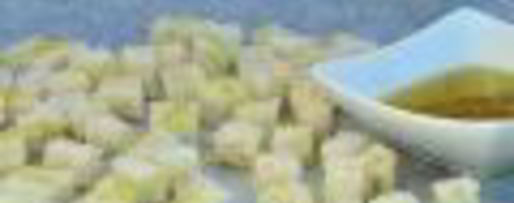 Шаг 1: салата цезарь с огурцом и маслинами