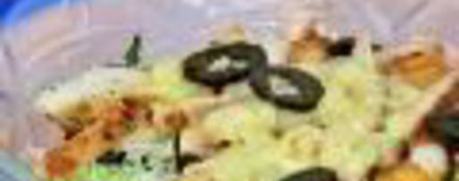 Шаг 4: салата цезарь с огурцом и маслинами