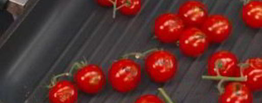 Шаг 1: салата цезарь с помидорами