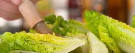 Шаг 2: салата цезарь с помидорами