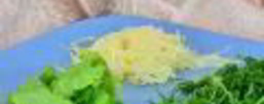 Шаг 1: салата цезарь с руколой