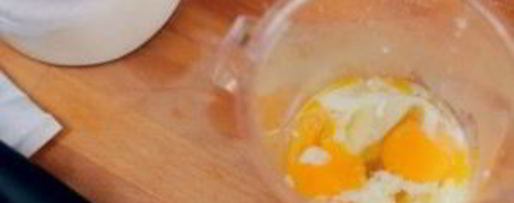 Шаг 2: салата цезарь с соусом