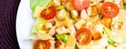 Шаг 3: салата цезарь с соусом