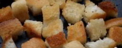 Шаг 1: салата цезарь с сухариками