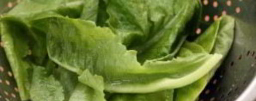 Шаг 2: салата цезарь с сухариками