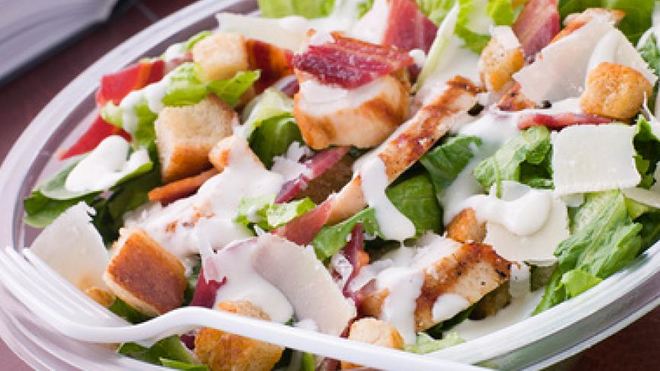 Рецепт Салата Цезарь с цыпленком и беконом