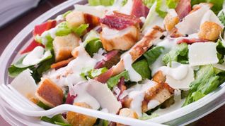 Рецепт Салата Цезарь с цыпленком и беконом