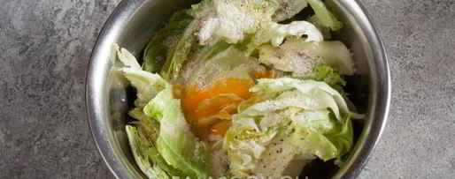 Шаг 8: салата цезарь с ветчиной