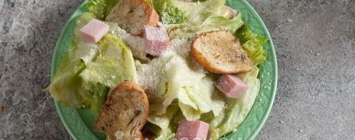 Шаг 9: салата цезарь с ветчиной