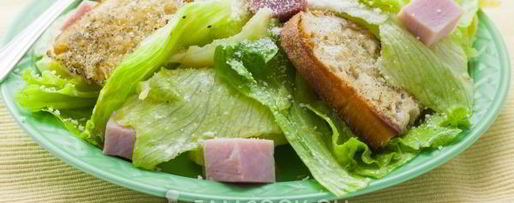 Шаг 10: салата цезарь с ветчиной