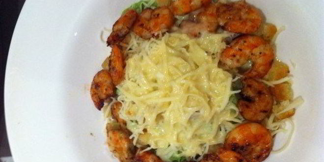 Рецепт салата цезарь с жареными креветками и чесночными гренками