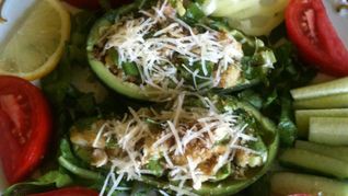 Рецепт Салата Цезарь в лодочках из авокадо