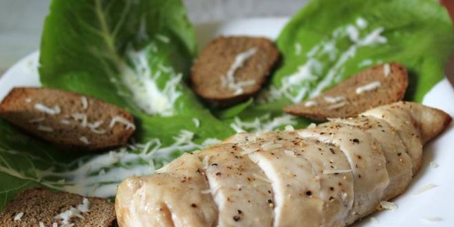 Рецепт салата цезарь в минималистическом стиле