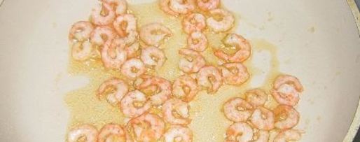 Шаг 2: салата цезарьс креветками