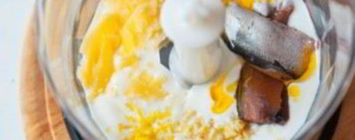 Шаг 2: соуса к салату цезарь