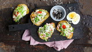 Рецепт Тостов с салатом цезарь