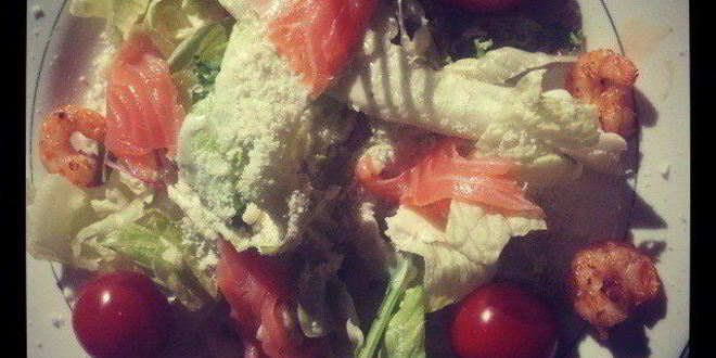 Рецепт цезаря с креветками и красной рыбой