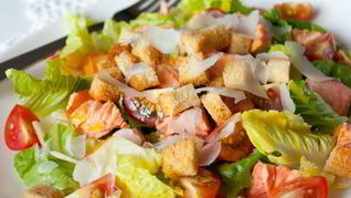 Рецепт Цезаря с лососем и помидорками черри