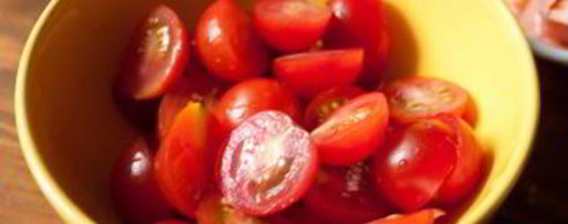 Шаг 4: цезаря с лососем и помидорками черри