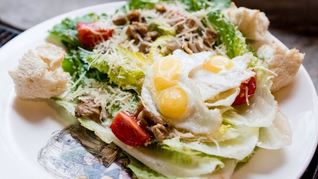 Рецепт Цезаря с печеным цыпленком в фирменной подаче кафе Кусочки