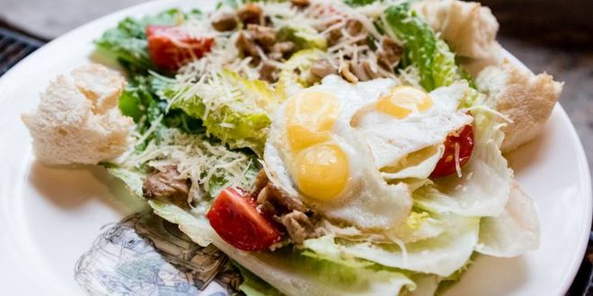 Рецепт цезаря с печеным цыпленком в фирменной подаче кафе кусочки
