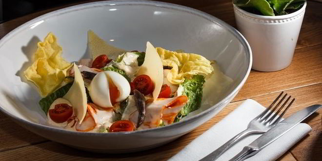 Рецепт утреннего цезаря с яйцом