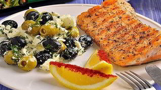 Рецепт Семги на гриле и оливковый салат с фетой