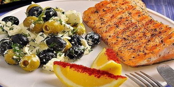 Рецепт семги на гриле и оливковый салат с фетой